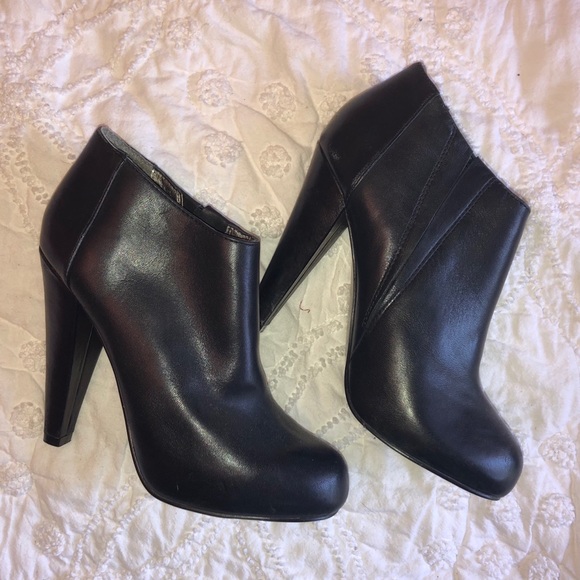 Steve Madden Shoes - Steve Madden Black Ankle Booties size 6